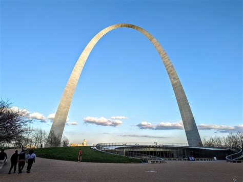 Der Gateway Arch: Ein Triumph des Stahls und ein Fenster zur Geschichte!