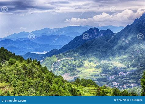 Der Yunhe-Fluss - Flusswanderungen durch eine Landschaft voller Mystik und Abenteuer!