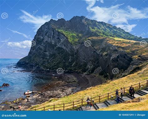 Das Seongsan Ilchulbong Peak: Ein vulkanischer Gigant mit Panoramablick!