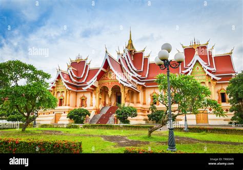  Das Vientiane-Tempel: Ein spiritueller Zufluchtsort voller Farbenpracht!