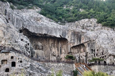 Der Longmen-Grotte: Ein mystisches Abenteuer inmitten der grünen Schönheit Guang'ans!