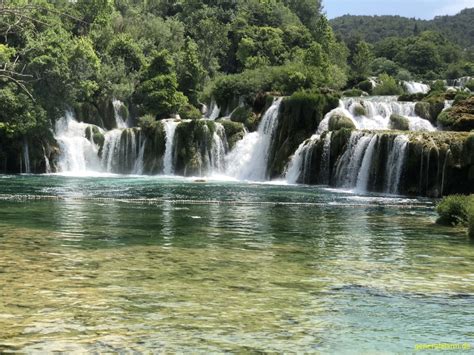  Der Longshui-Tal Wasserfall: Ein tosendes Meisterwerk der Natur!