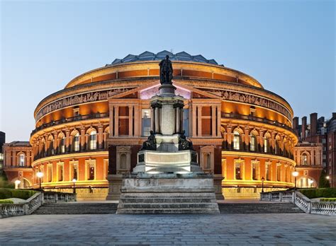 Der  Royal Albert Hall: Ein majestätisches Musiktheater und Symbol britischer Kultur!