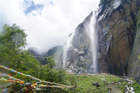  Der Yubeng-Wasserfall: Ein tosender Koloss im Herzen der Berge!