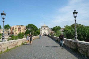  Die  Ponte Milvio: Eine Brücke der Liebe und Legenden in Rom!