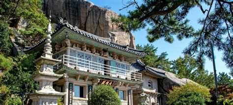 Die  Seokbulsa-Tempel: Ein spiritueller Rückzugsort mit atemberaubendem Panoramablick!