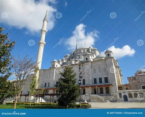 Die Suleymaniye-Moschee: Eine architektonische Meisterleistung mit einer faszinierenden Geschichte!